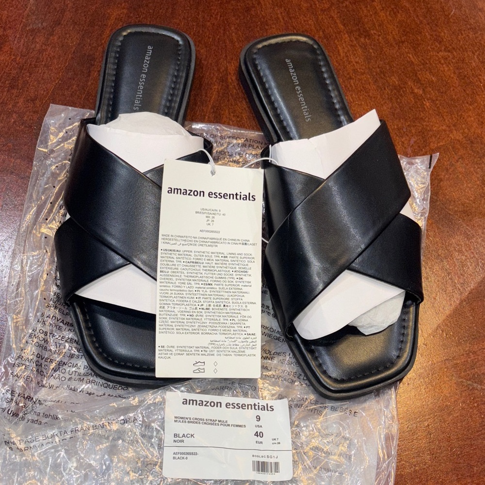 Amazon Essentials Women's Black Crisscross Sandals